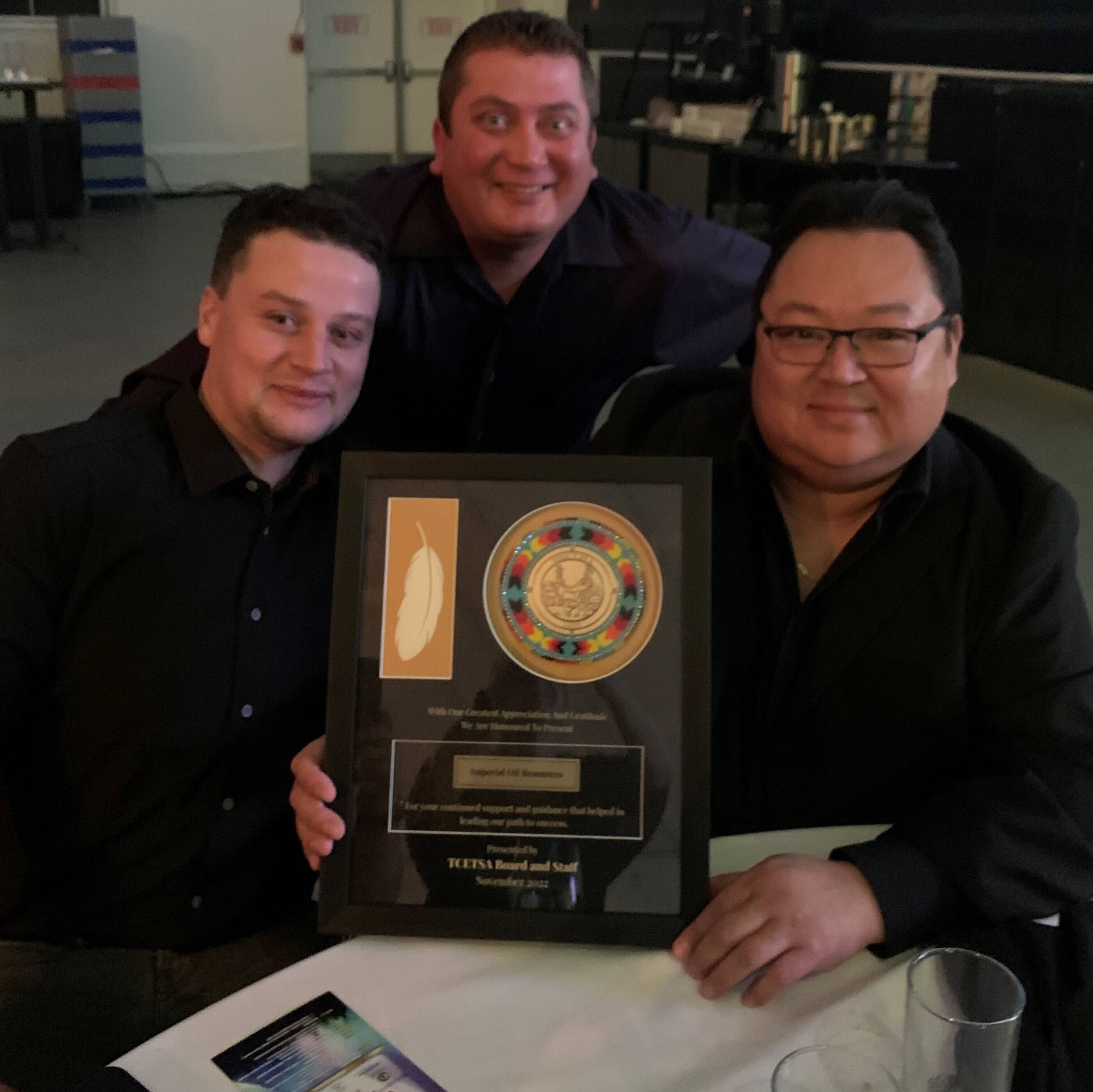 Image En novembre 2022, la Tribal Chiefs Employment Trainings Skills Association a dcern un prix dexcellence aux programmes progressifs de mentorat et de stages de LImpriale. Sur la photo, trois membres du rseau autochtone de Cold Lake, Chris Desjarlais, Barry McLaughlin et Craig Ward.