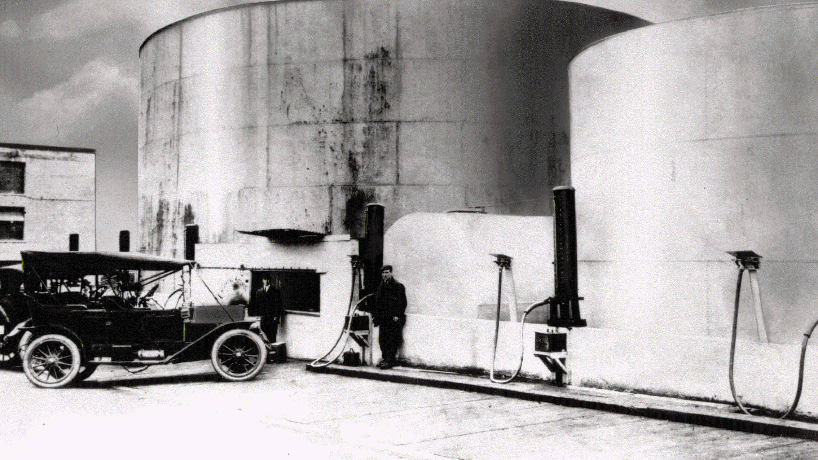 Imperial opens Canada's ﬁrst service station in Vancouver, British Columbia, where gasoline was dispensed by a garden hose.