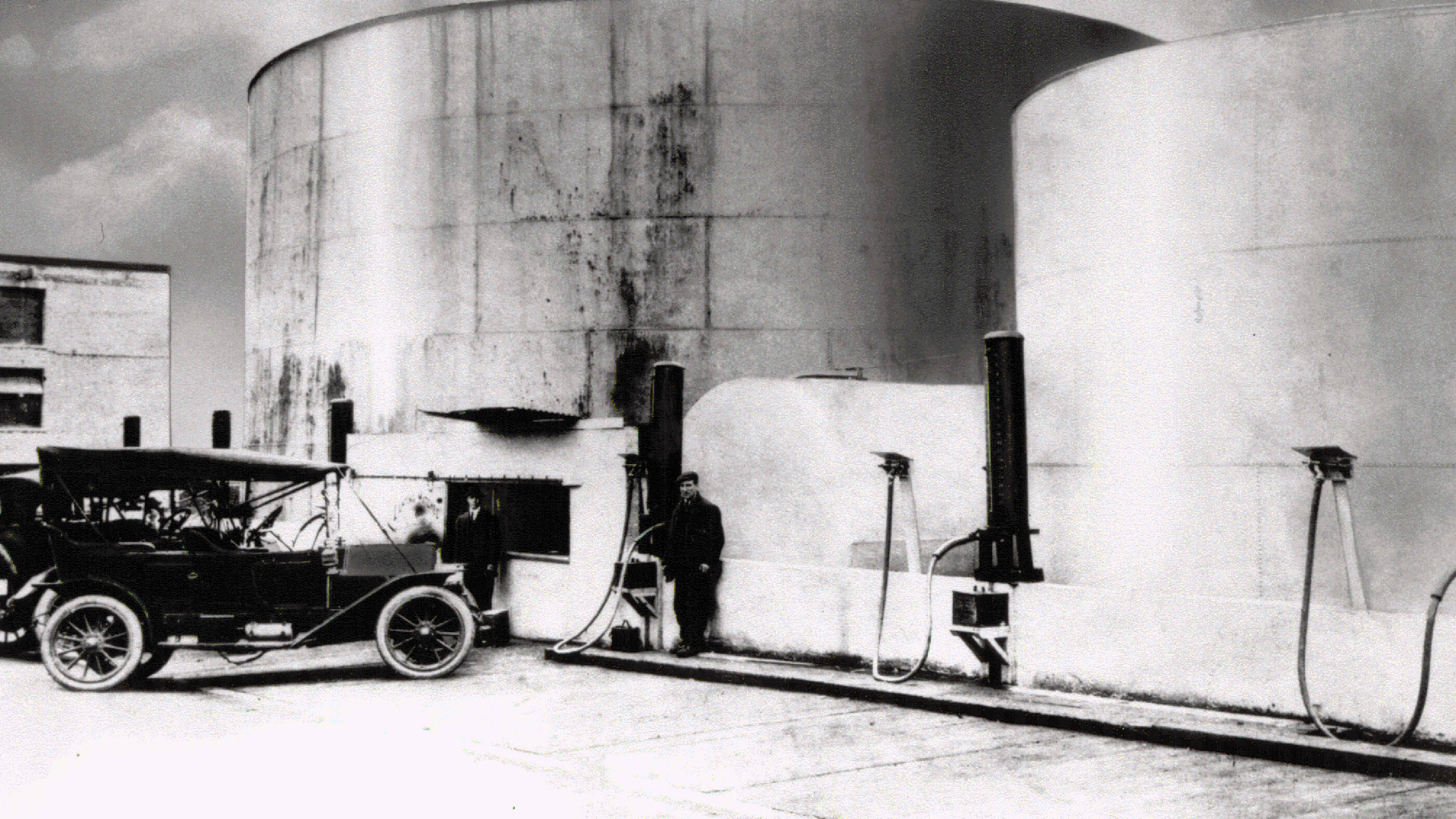 Imperial opens Canada's ﬁrst service station in Vancouver, British Columbia, where gasoline was dispensed by a garden hose.
Watch our Esso television commercial showing historical images of service stations, from the first one in 1907 through the 1950s.