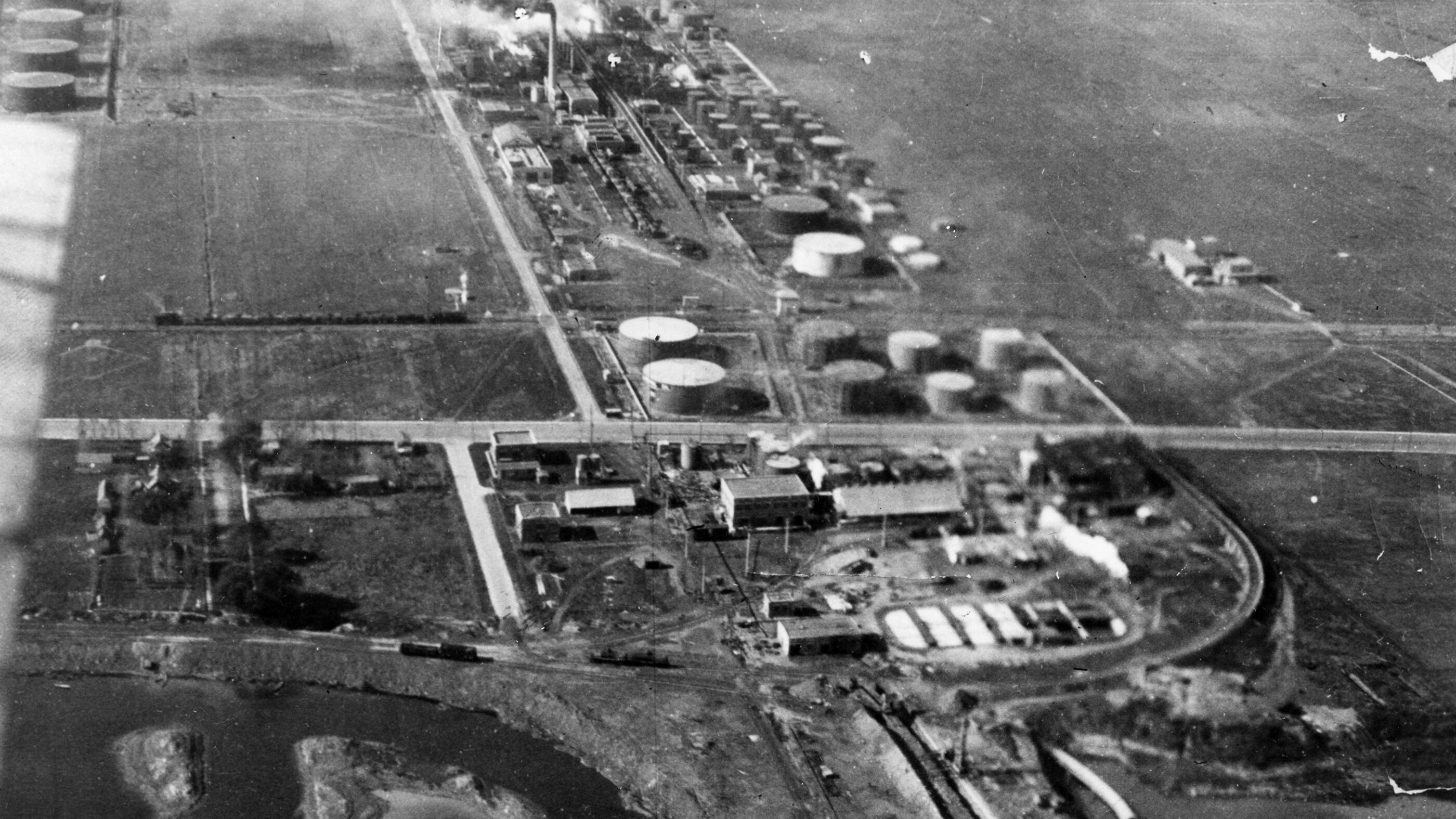 LImpriale construit des raffineries  Regina et  Montral. Photo : Vue arienne de la raffinerie de Montral.