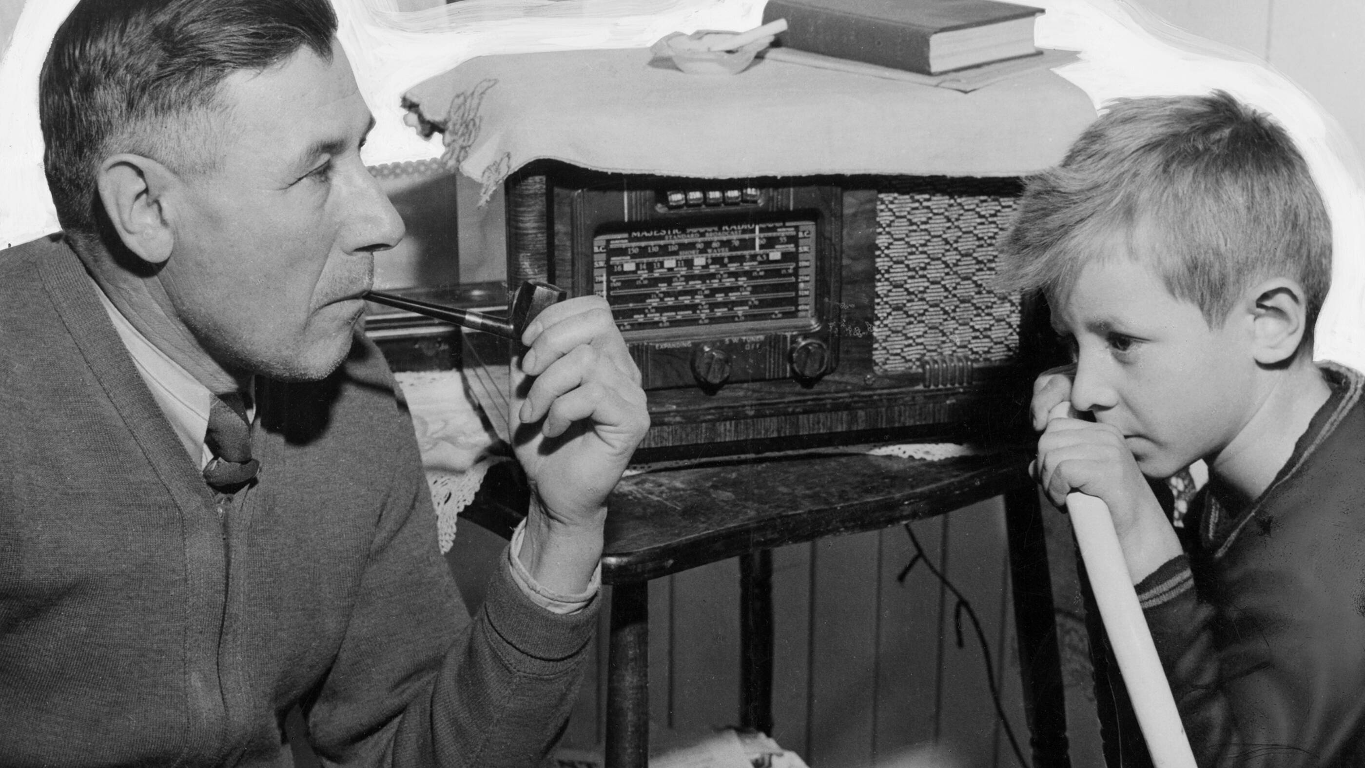 LImpriale devient un commanditaire de lmission La soire du hockey (Hockey Night in Canada) diffuse  la radio canadienne; il sagit dune premire. Photo : Un pre et son fils coutent la description dun match de hockey  la radio.

En 1950, trois millions de Canadiens coutent les matchs  la radio chaque semaine  en 1952, notre commandite stend aux diffusions tl des matchs de hockey.

Apprenez-en davantage sur lhistoire de notre partenariat avec le hockey.