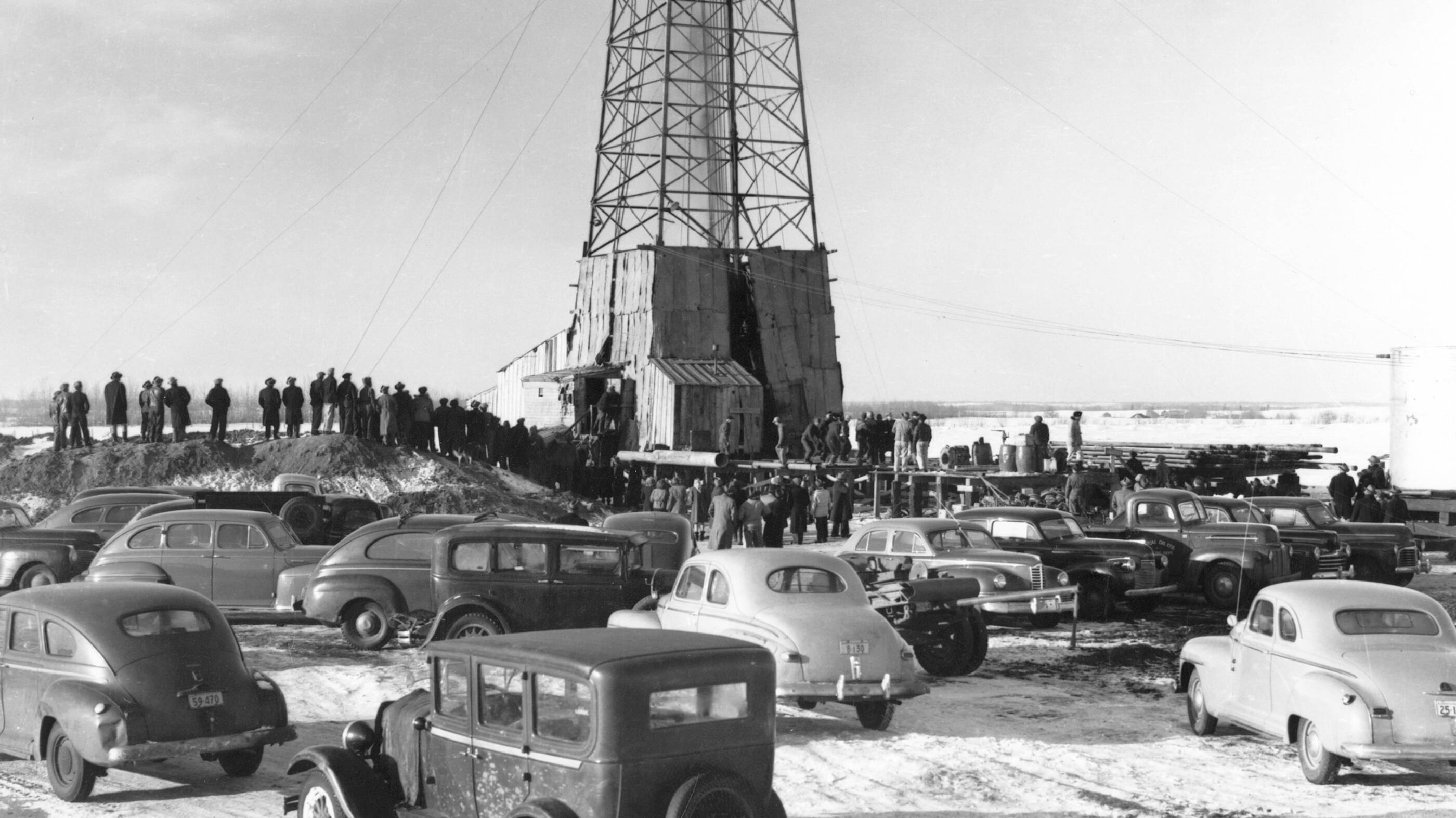 LImpriale dcouvre du ptrole  Leduc, ce qui marque le dbut de la grande perce ptrolire dans lOuest canadien.