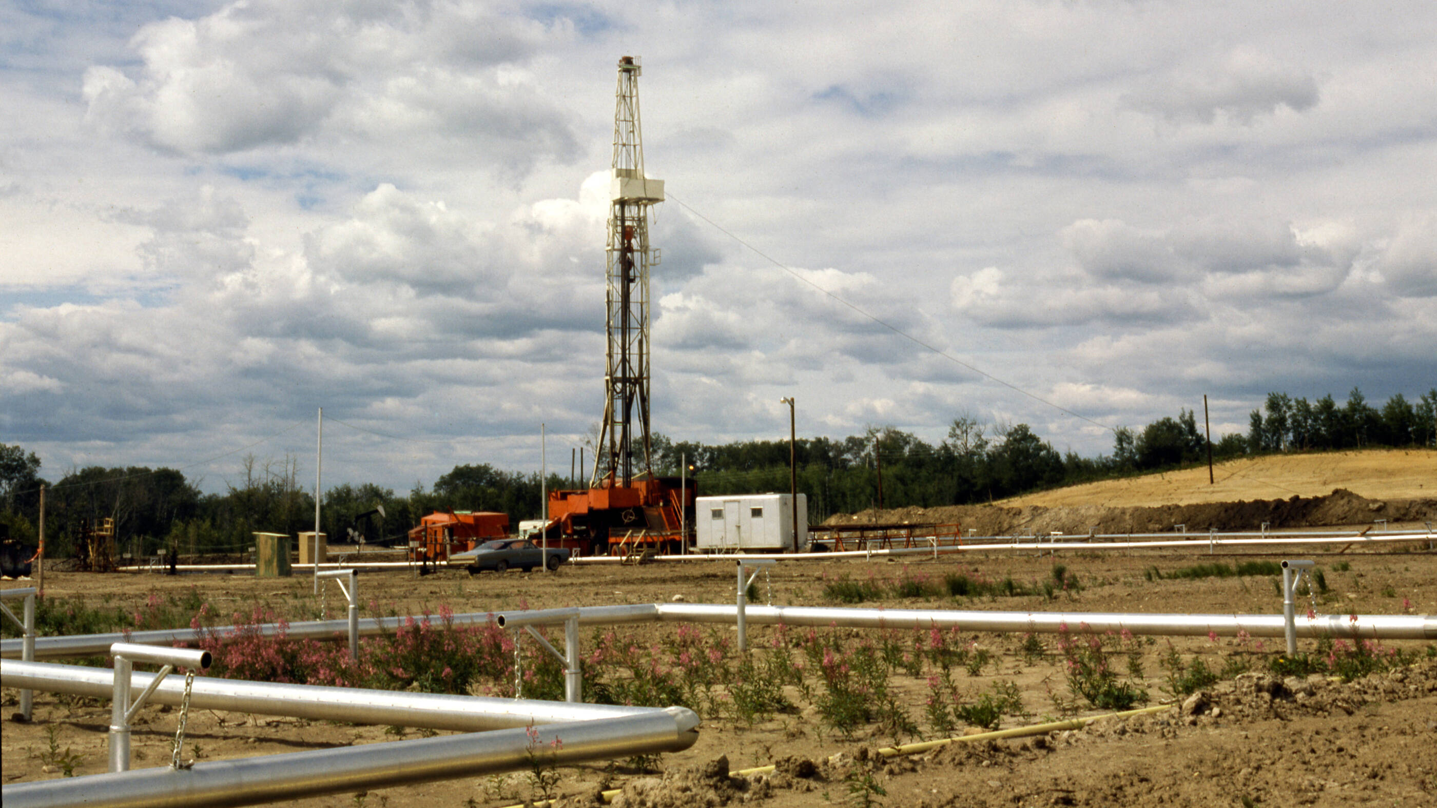 Imperial begins an experimental program to extract bitumen from the oil sands in Cold Lake, Alberta.