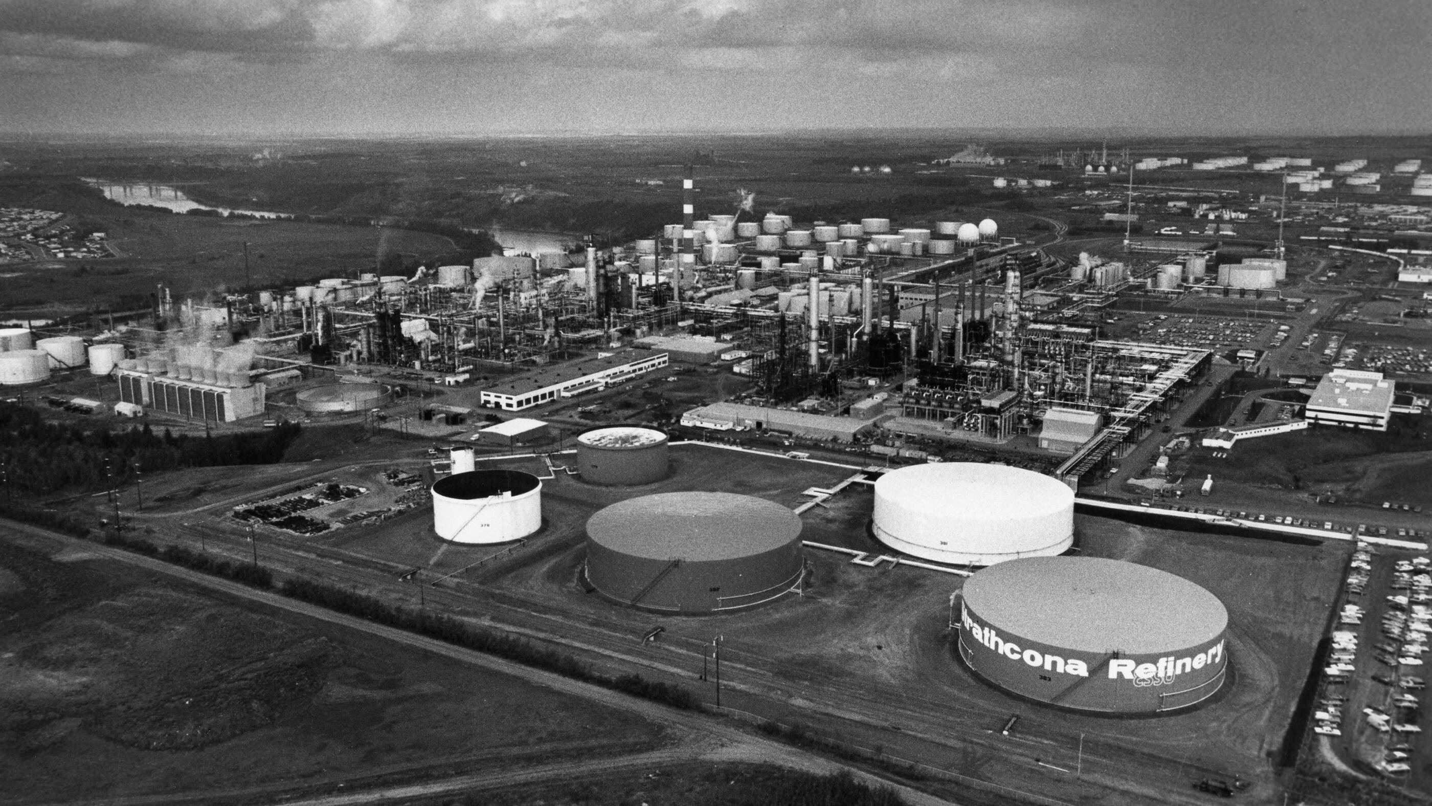 LImpriale construit la raffinerie de Strathcona afin de remplacer les anciennes raffineries dEdmonton, de Regina, de Winnipeg et de Calgary.